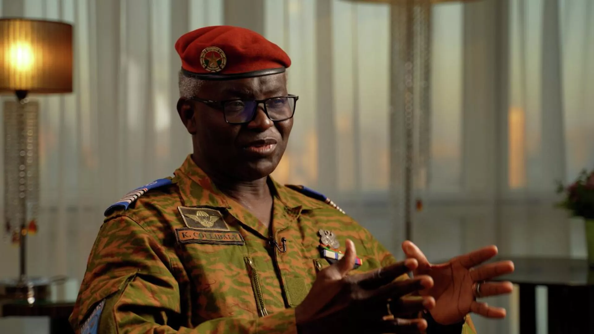 Image de Politique. Le gouvernement burkinabé envisage de soutenir le Niger en cas d'intervention militaire de la Communauté économique des États de l'Afrique de l'Ouest (CEDEAO). Selon le ministre burkinabé de la Défense, le colonel Kassoum Coulibaly, une telle agression est attendue et le Burkina Faso ne restera pas les bras croisés. "L’agression, on l'attend. De toute façon, on a déclaré sur le radio. Les chefs d'État ont déclaré: on est prêts, on soutiendra le Niger", a martelé le colonel burkinabè. Coulibaly a également exprimé ses préoccupations quant à la logique des pays membres de la CEDEAO, créée pour promouvoir la coopération économique, de s'engager dans des conflits internes. Si une telle intervention a lieu, "on est même prêt à se retirer de la Communauté économique des États de l’Afrique", a indiqué le ministre de la Défense. Quelle est votre analyse de la situation ?